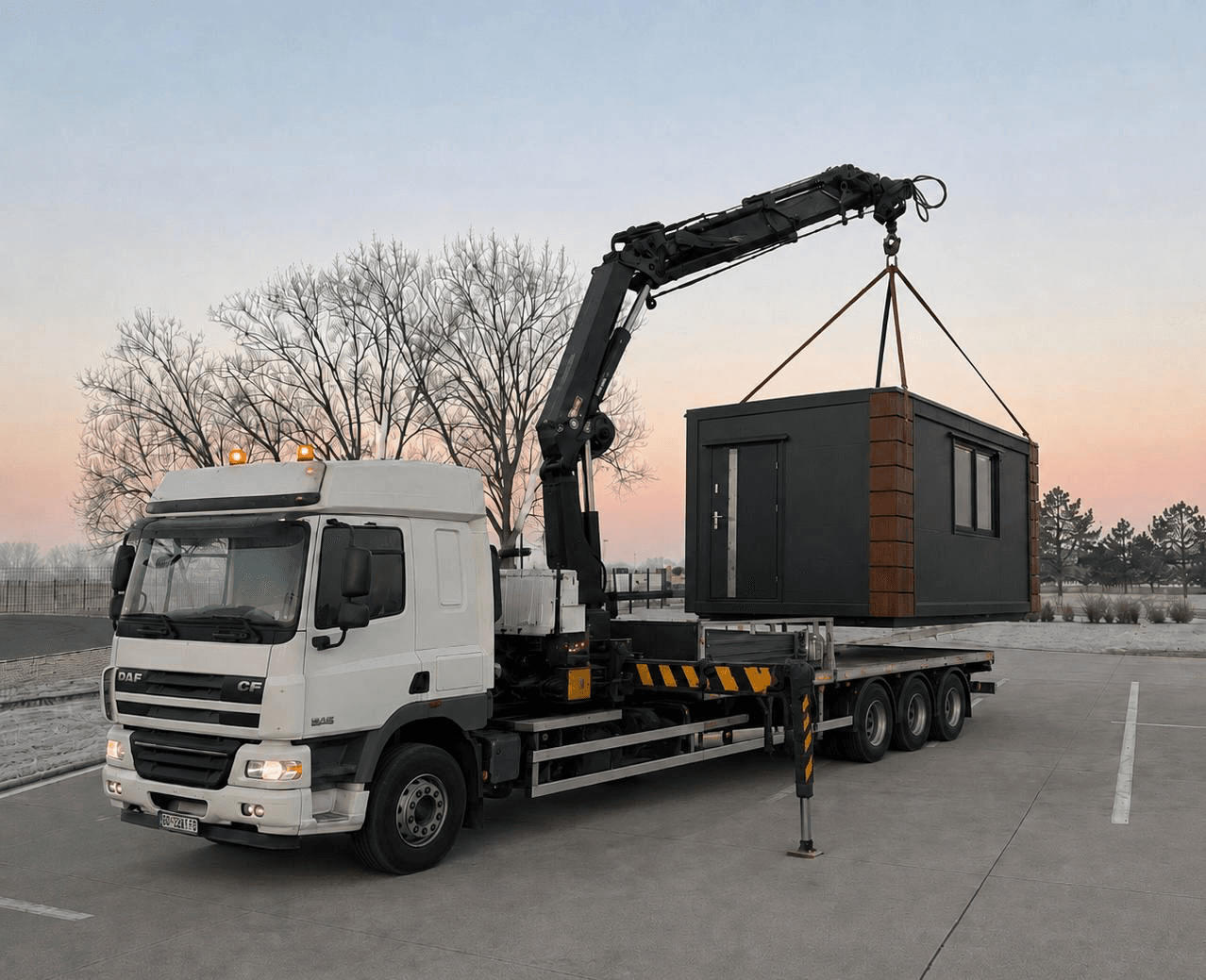 Nákladné vozidlo s hydraulickou rukou prepravuje kontajnerový modul